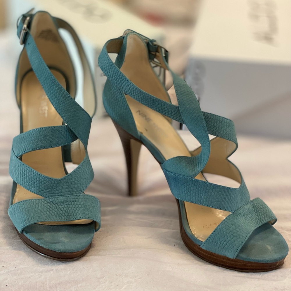 7 1/2 Nine West teal heels.